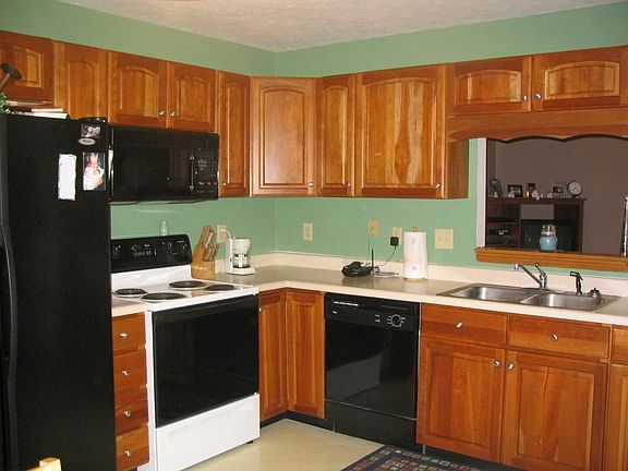 Kitchen w/Like-New Cabs and Appliances