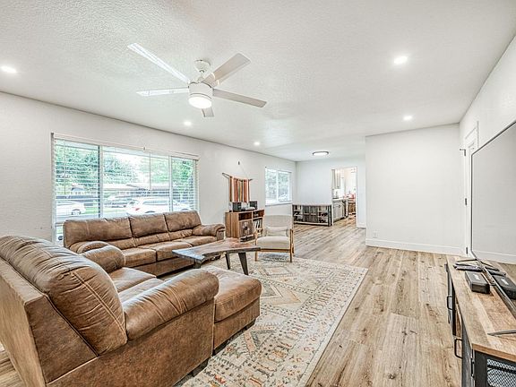5th image of 2828 E Fedora Ave