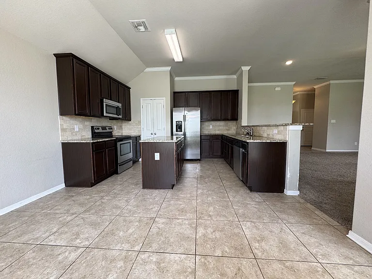 5611 Markham Dr — Photo 7