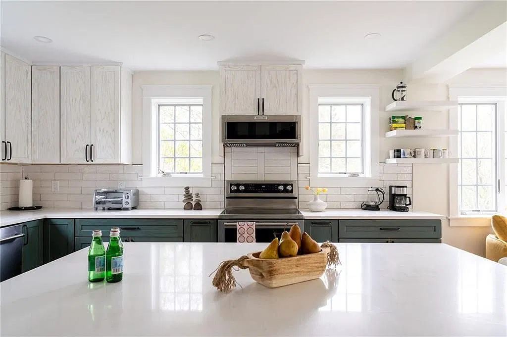 4 bed, 3.0 bath, 2571 sqft, $4,100 — Photo 1