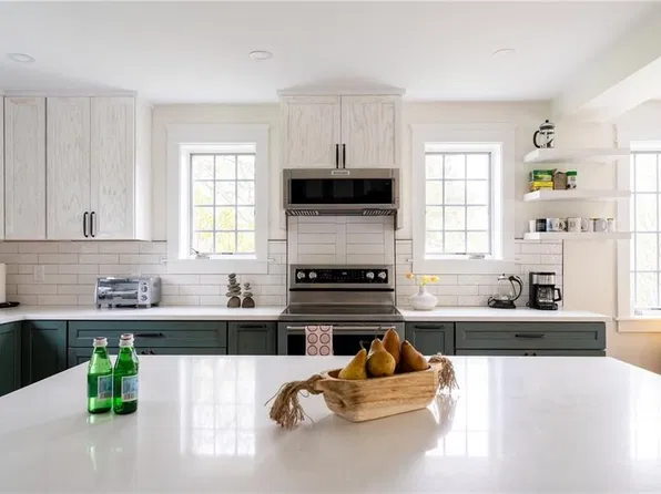 304 3rd Beach Rd, Middletown, RI 02842