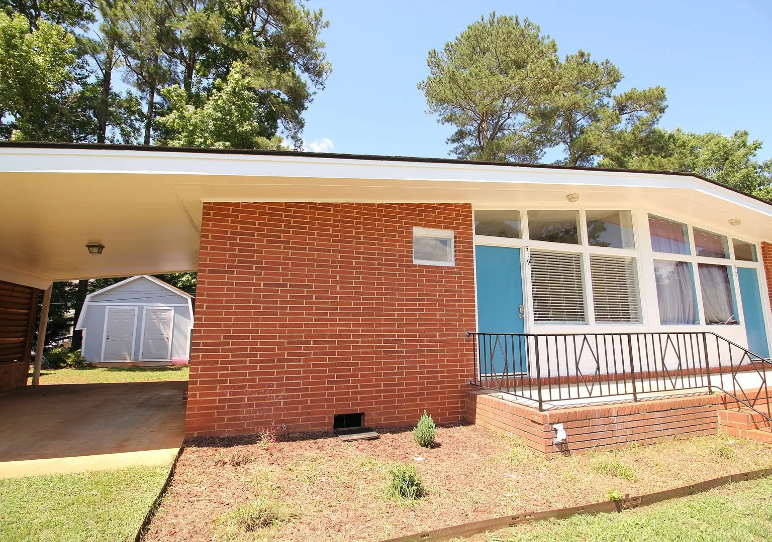Beautiful 2 Bedroom, 1 Bath home is West Raleigh! Pet Friendly — Photo 1