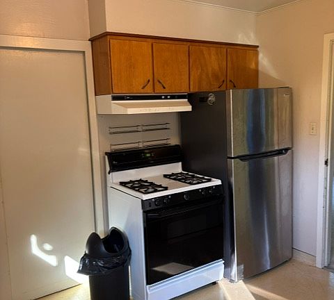 2nd image of 208 Farmer St