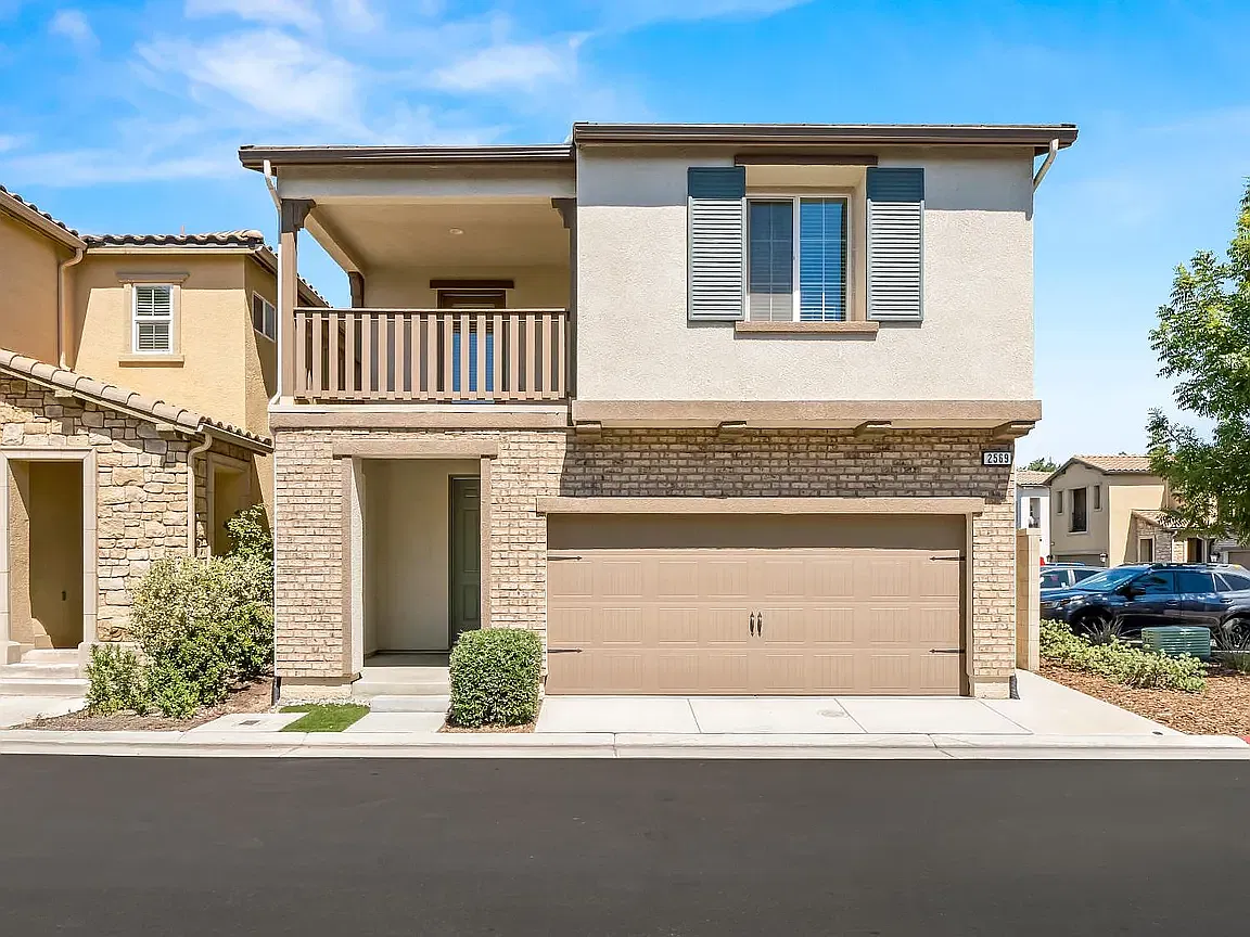 3 bed, 2.5 bath, 1579 sqft, $2,300 — Photo 1