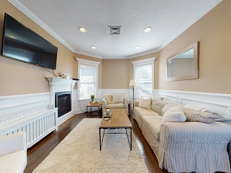 539 E 7th St #3 — Photo 8