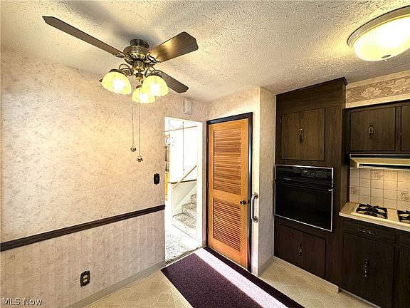 4th image of 38345 Aurora Rd