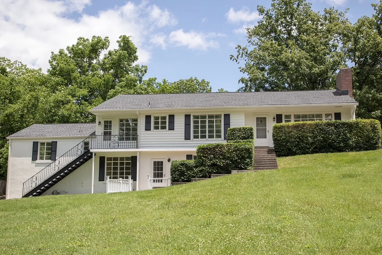 4 bed, 3400 sqft, $5,350 — Photo 1
