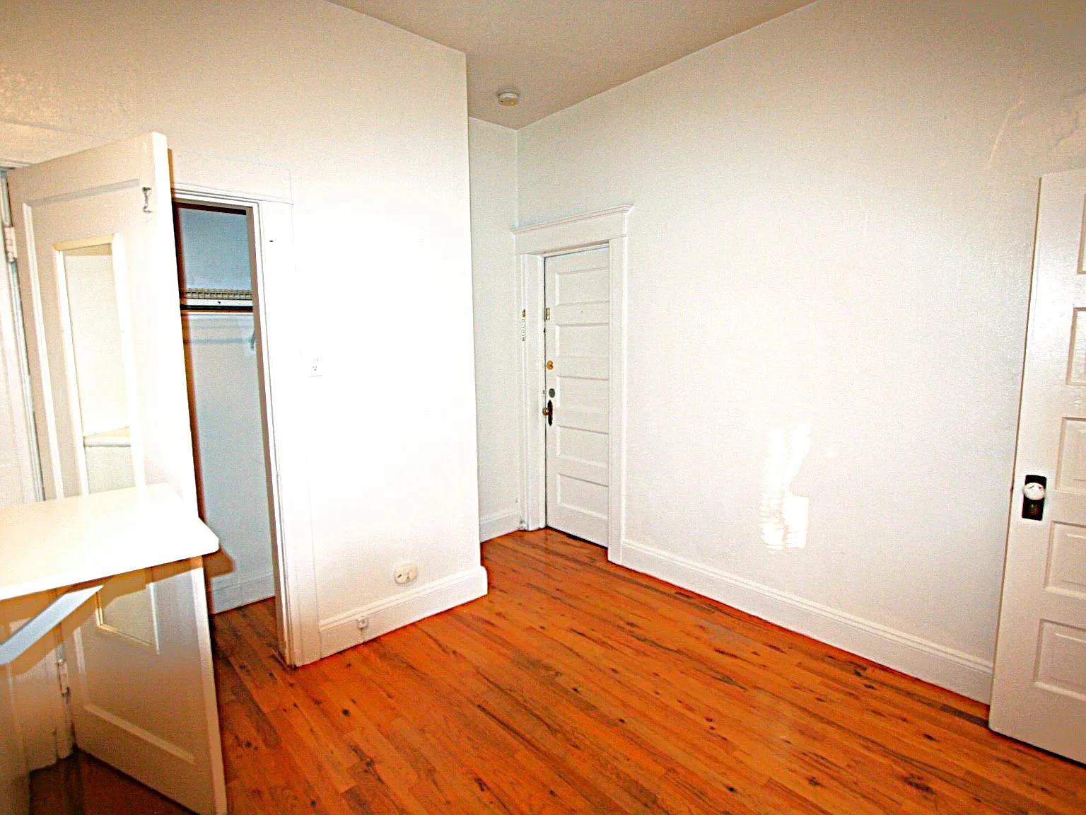 1 bed, 400 sqft, $1,095 — Photo 3