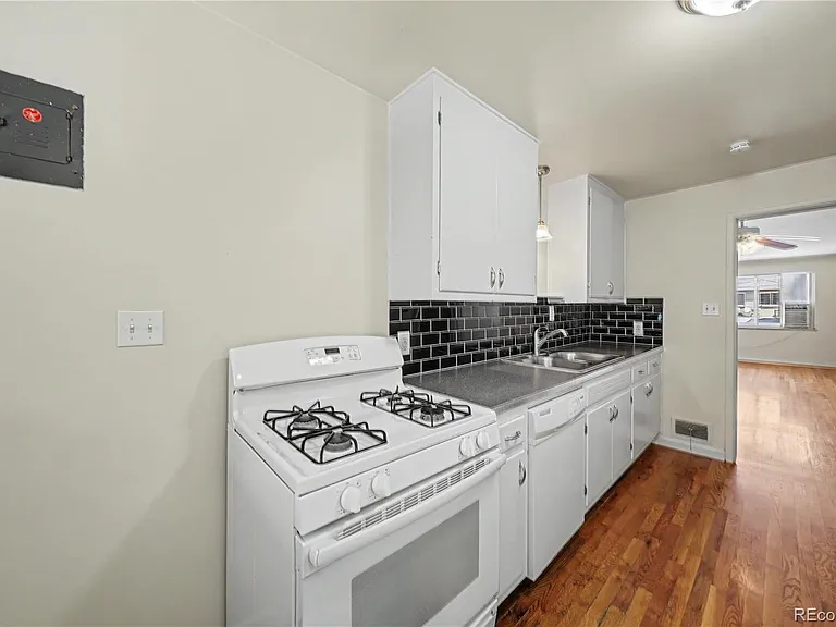 1437 N Jasmine St — Photo 5
