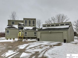 17712 Cottonwood Ln, Springfield, NE 68059