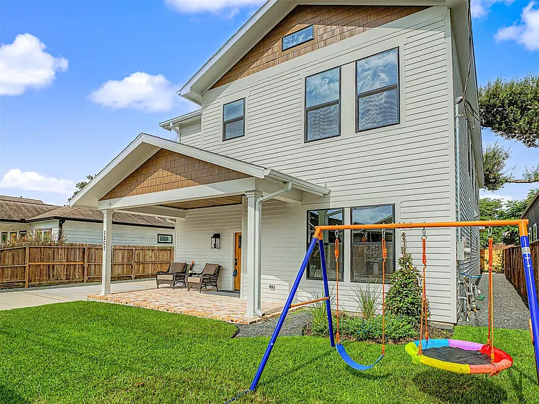1207 Tabor St — Photo 4