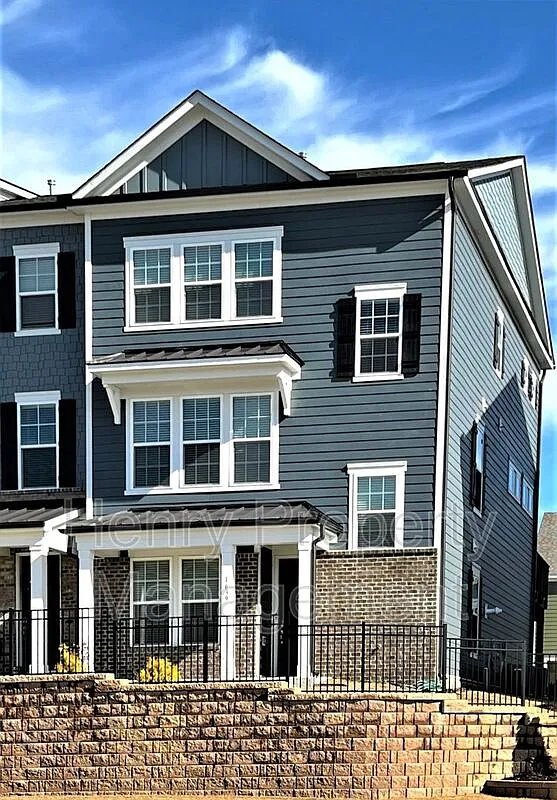 4 bed, 3.5 bath, 2465 sqft, $2,595 — Photo 1
