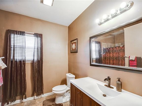 3rd image of 4423 Camelot Dr