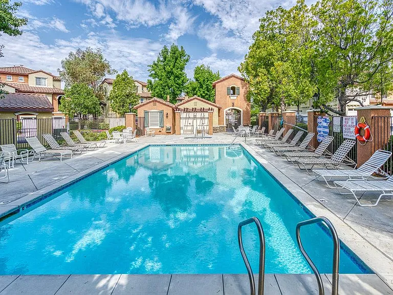 28205 Canterbury Ct — Photo 18