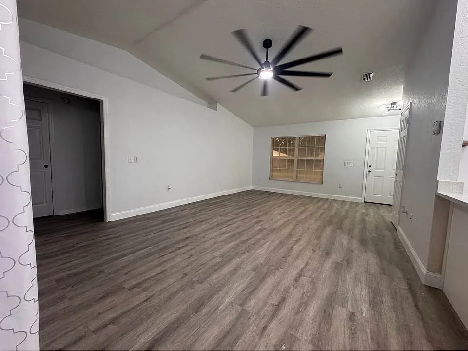 3 bed, 1316 sqft, $2,100 — Photo 2