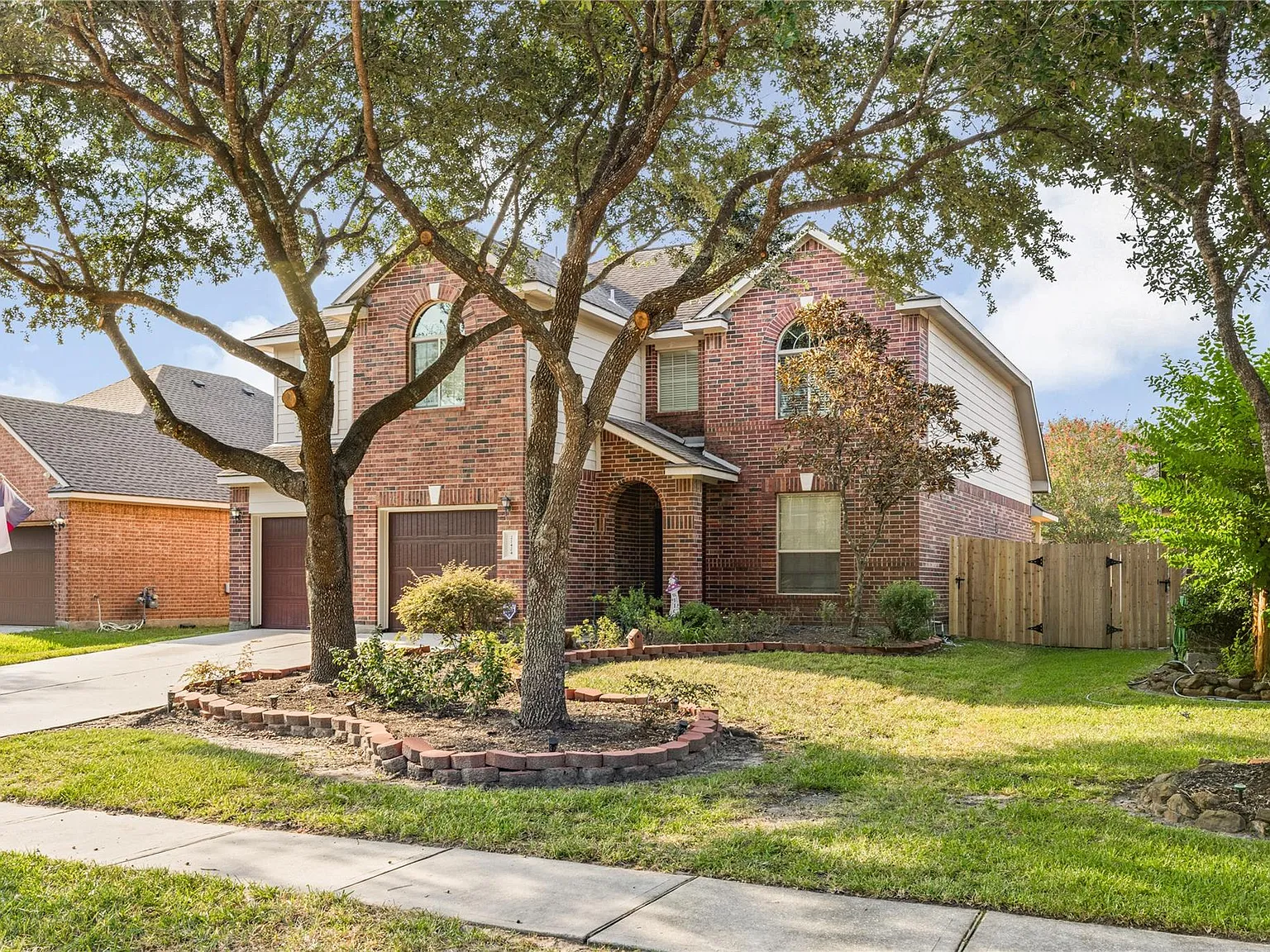 4 bed, 2.5 bath, 2321 sqft, $2,400 — Photo 2