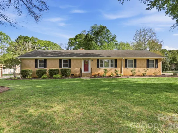 8325 Fallsdale Dr, Charlotte, NC 28214