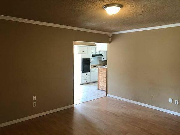 4th image of 1347 Erie Ave