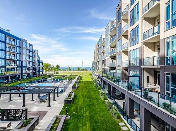 16 Concord Pl #201, Grimsby, ON L3M 0J1