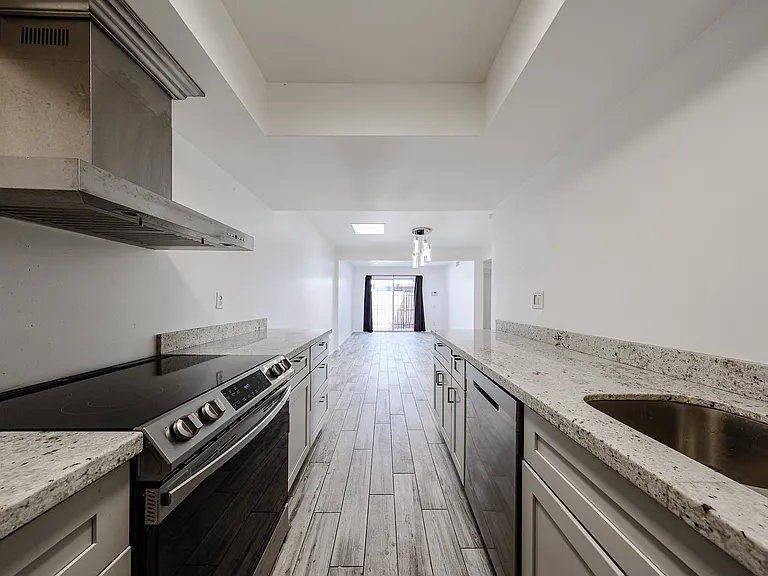 2501 N 22nd Dr — Photo 17