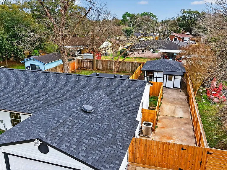 1307 Saddle Rock Dr — Photo 2