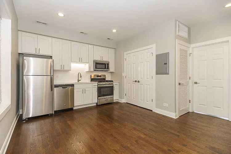 Building Photo - 1911 W Irving Park Rd #303