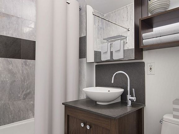5th image of 535 W 23rd St APT S5e