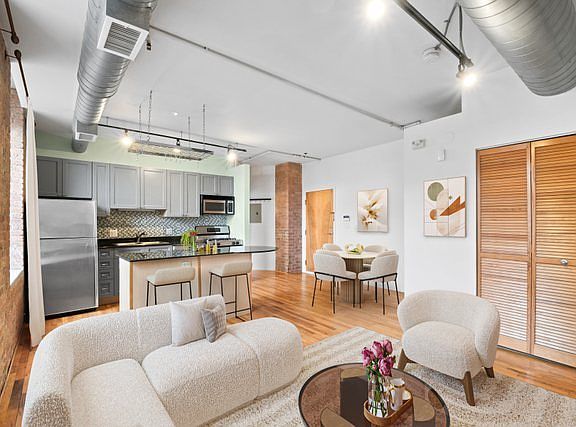 5th image of 420 S Clinton St APT 101