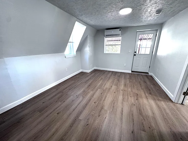 1731 W 8th St — Photo 7