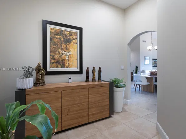 8390 SW 72nd Ave APT 301, Miami, FL 33143