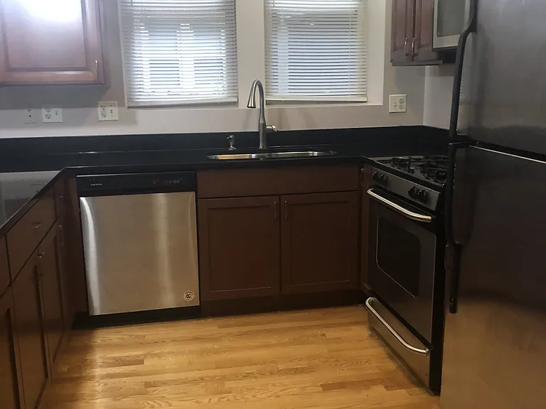 1651 W Pratt Blvd — Photo 6