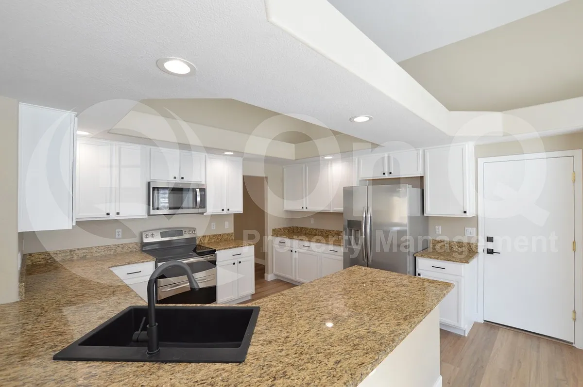 4 bed, 2.0 bath, 2554 sqft, $2,995 — Photo 4