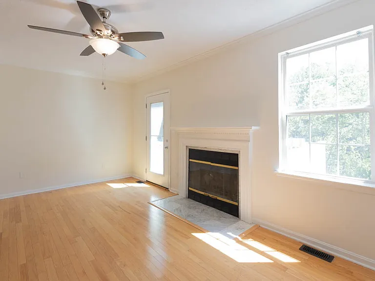 405 Lakeview Ct — Photo 16