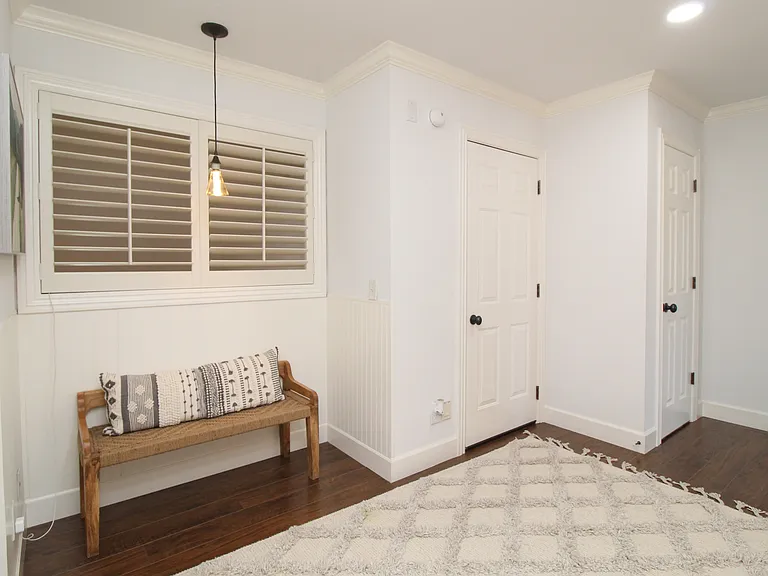1401 NE Dysart Woods Ln — Photo 32
