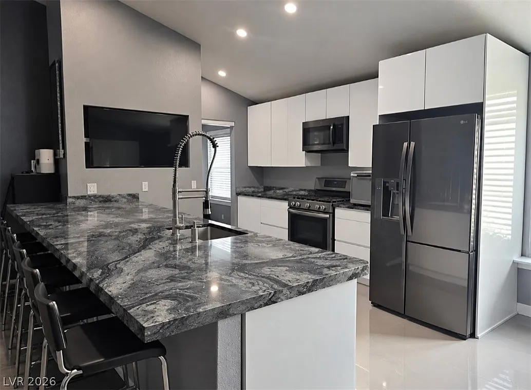 3 bed, 2.0 bath, 2038 sqft, $3,500 — Photo 3
