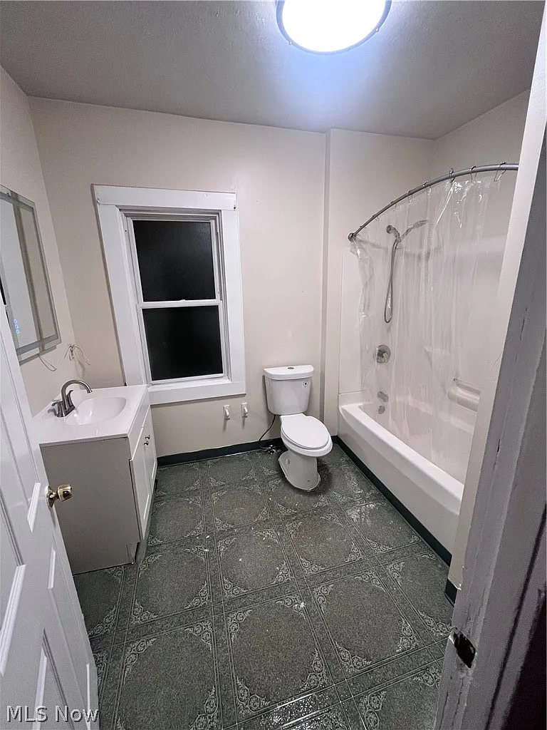 3 bed, 1.0 bath, 880 sqft, $1,350 — Photo 3