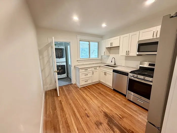 4 bed, 1.5 bath, 1500 sqft, $3,900 — Photo 3
