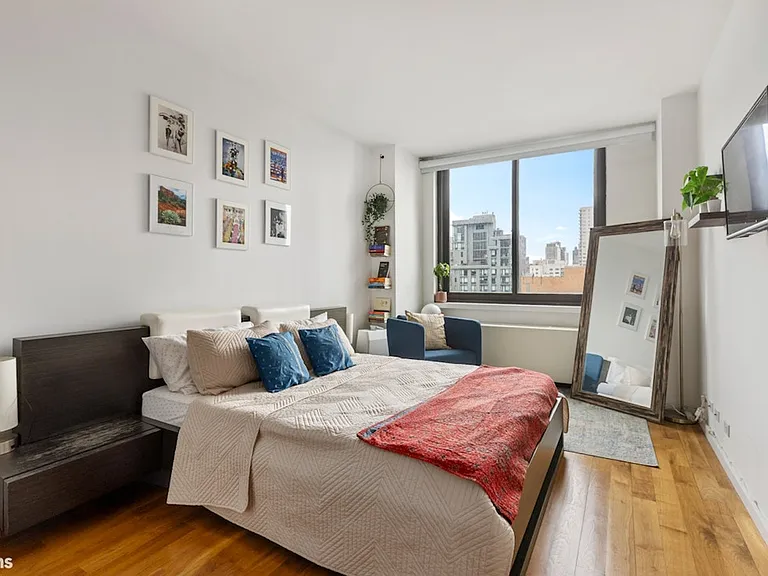 515 E 72nd St #12N — Photo 4