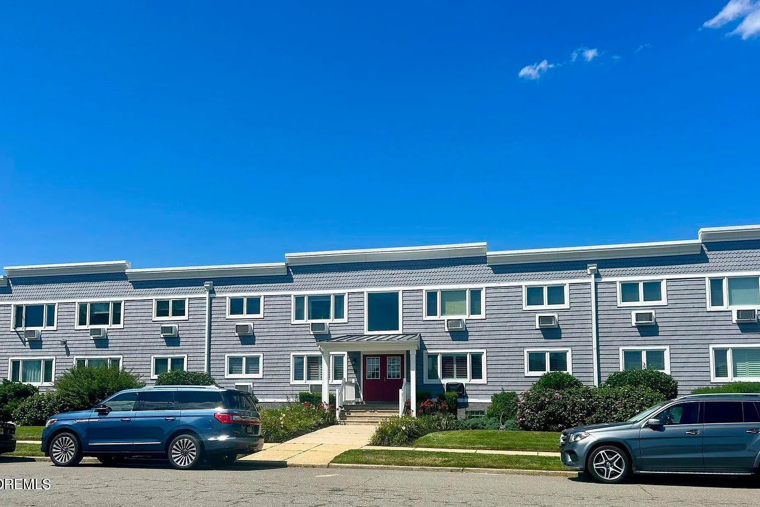2 bed, 870 sqft, $2,100 — Photo 1