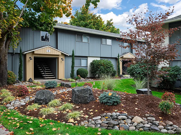 The Lindale | Exterior Courtyard