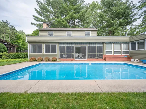 3920 Woodside Dr, Midland, MI 48640