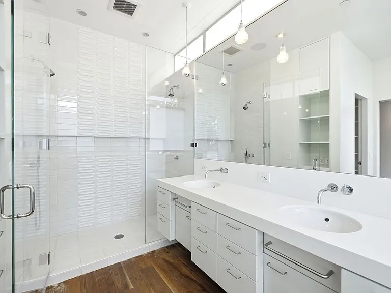 1076 S Van Ness Ave — Photo 39