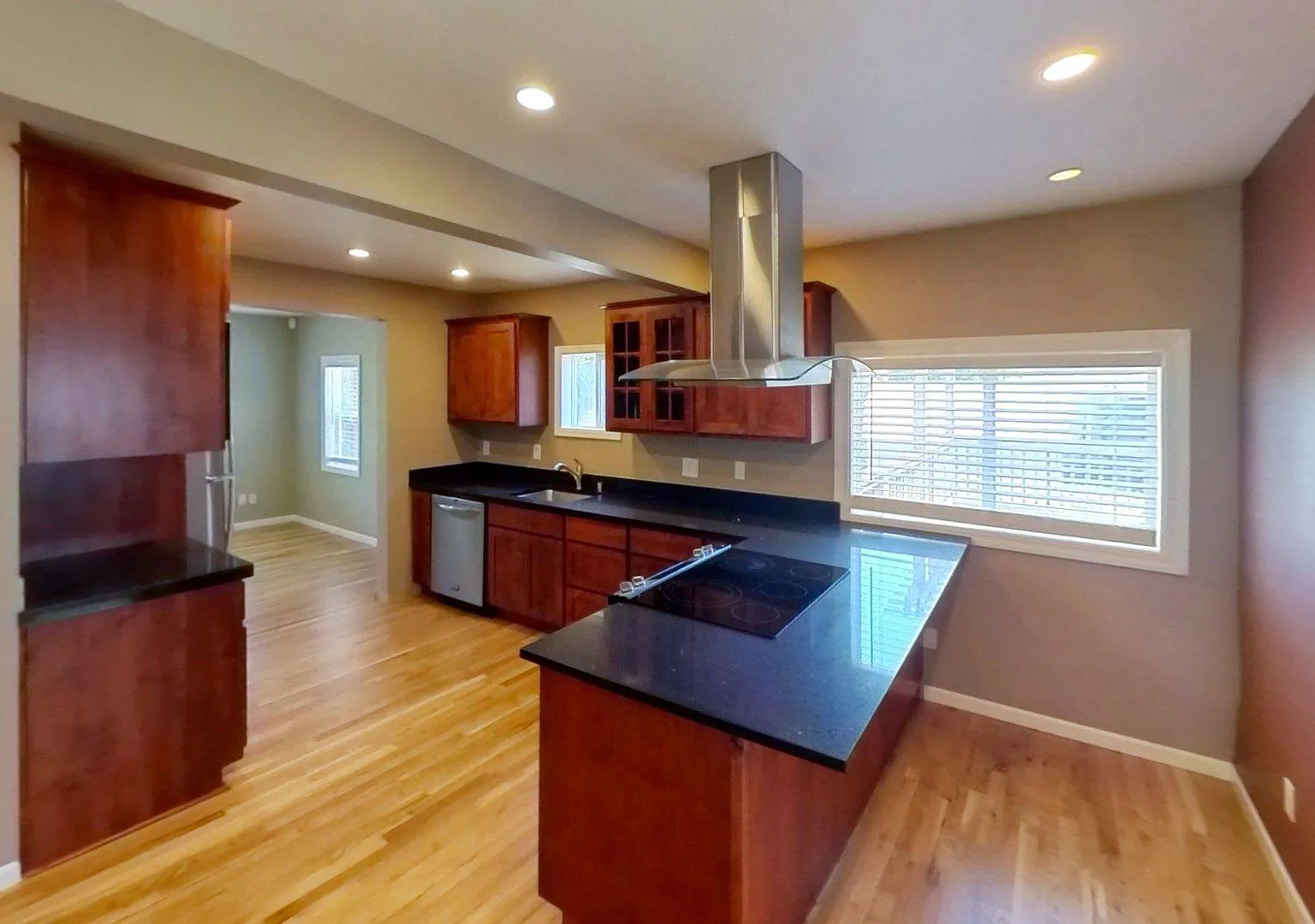 2 bed, 1.5 bath, 1050 sqft, $2,500 — Photo 2