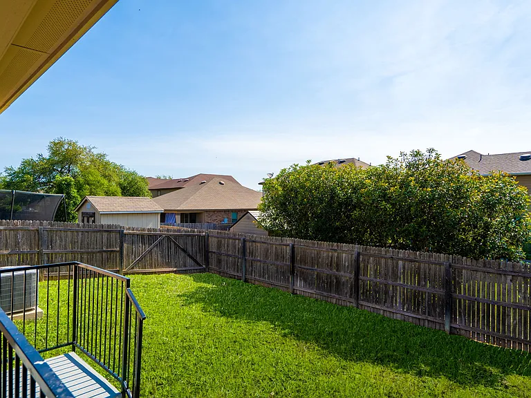 910 Trilby — Photo 22