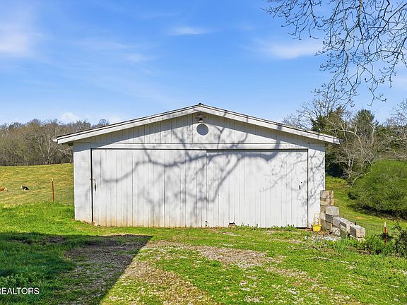 5th image of 110 Hart Cemetery Ln
