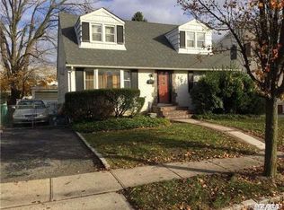 172 Swalm St, Westbury, NY 11590