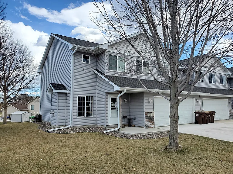 435 Cedar Pl — Photo 1