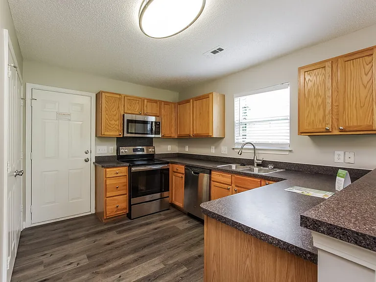555 River View Dr — Photo 9