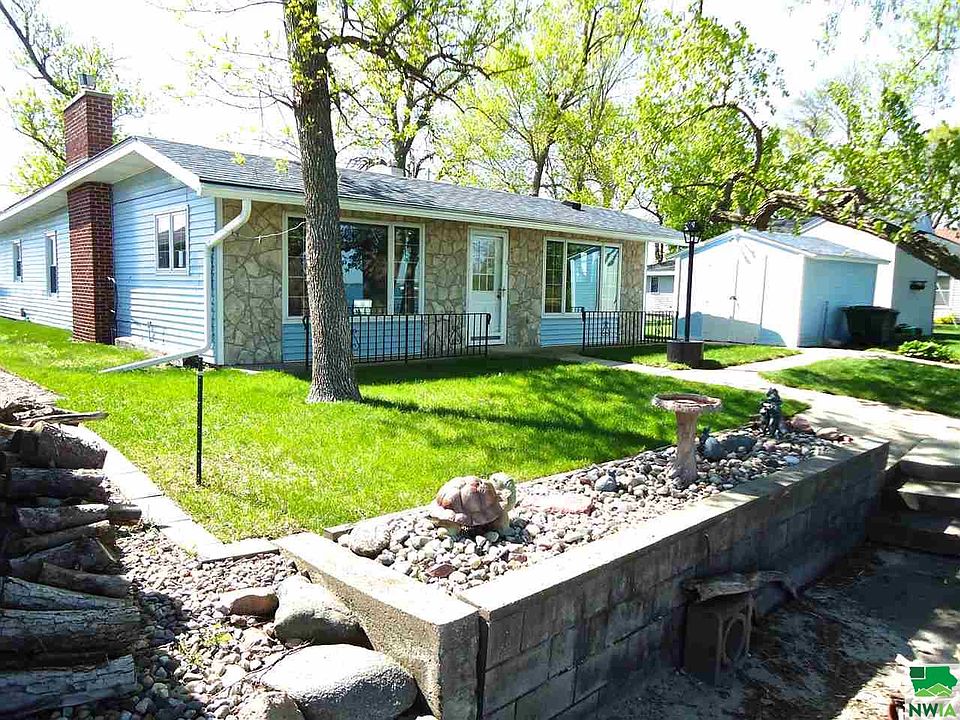1st image of 906 Lakeshore Dr