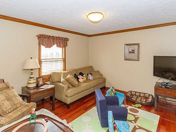 4th image of 924 Queensbury Dr